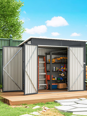 Espace de vie extérieur moderne avec portes coulissantes en verre, patio en béton et cour paysagée avec des éléments de design contemporain.
