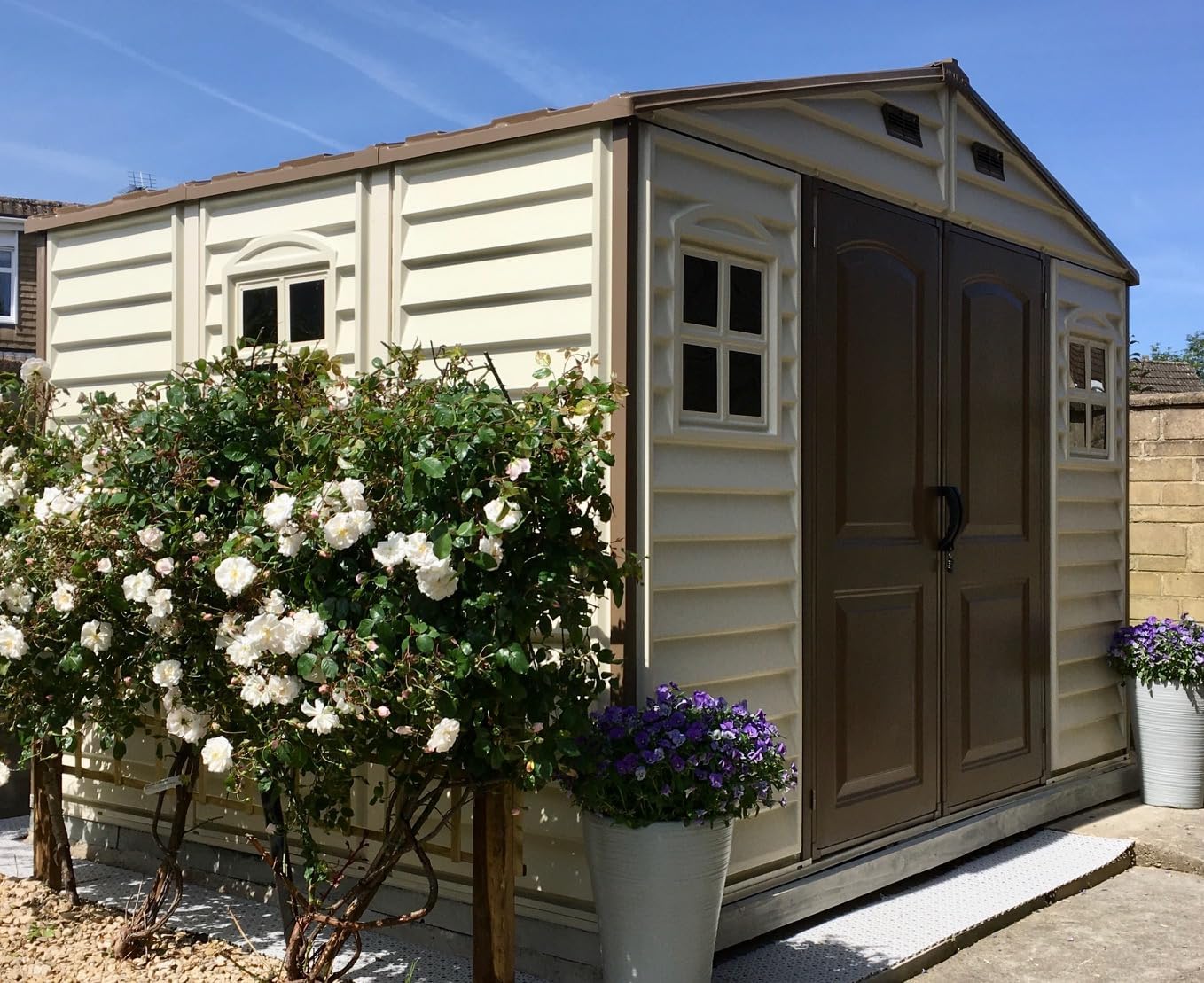 Duramax WoodSide 10 x 8 (7.64 m²) Abri de jardin en plastique avec 3 fenêtres fixes et kit de fondation en métal, structure de toit en métal robuste, ignifuge et sans entretien - Ivory/Brown