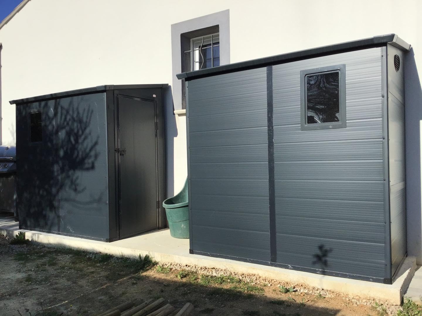 Jôbu - Abri de jardin adossé résine 2,09m², porte verrouillable, fenêtre, acier galvanisé