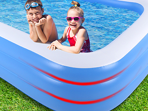 Piscine rectangulaire gonflable bleue et blanche avec deux enfants à l'intérieur, posée sur l'herbe. La piscine a des côtés surélevés et semble être portable.