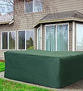 Grande housse de protection vert foncé pour mobilier d'extérieur, positionnée sur la terrasse contre l'extérieur de la maison avec fenêtres.