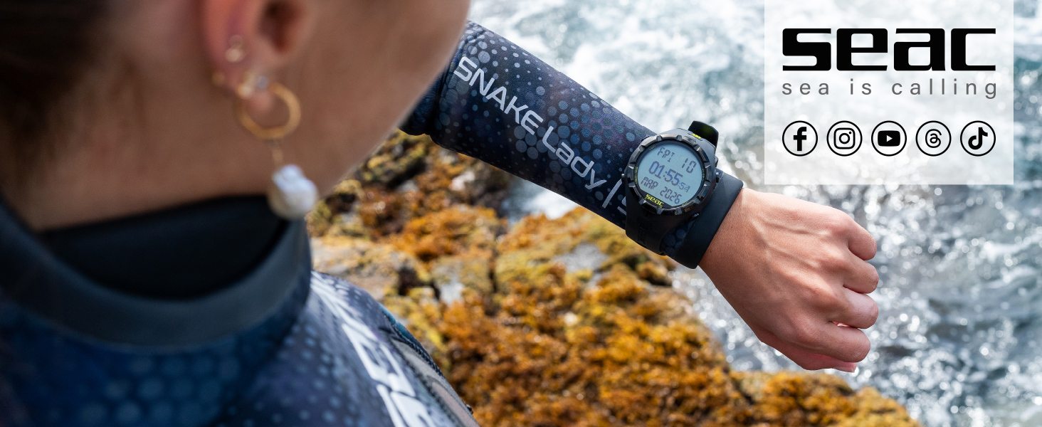 Le texte indique « SPAC ». Gros plan du poignet d'une personne portant une montre ou un appareil de sport résistant à l'eau bleu foncé avec une marque visible.