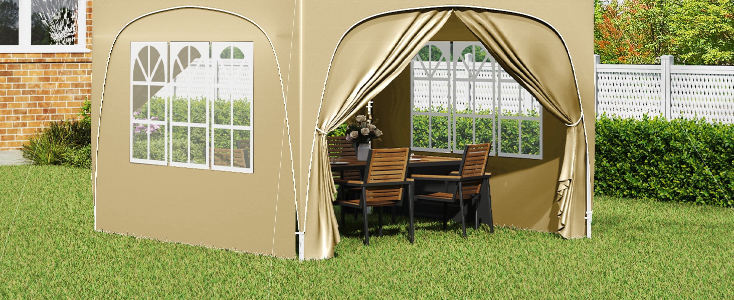 Grande tente extérieure beige avec fenêtres grillagées et porte cintrée, installée sur une pelouse avec fond de jardin. Comprend des entrées à rideaux froncés.