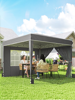 Tente à baldaquin extérieure grise présentée sous différents angles, illustrant la configuration et l'extension complète sur l'herbe avec des panneaux latéraux en filet.
