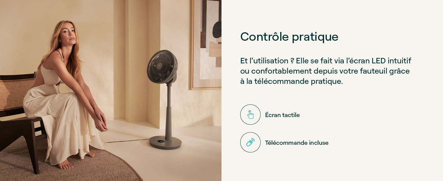 Le texte indique « Contrôle pratique » et décrit un haut-parleur doté d'une connectivité Bluetooth et de fonctions de microphone. Femme assise à l'intérieur avec un haut-parleur sphérique blanc visible en arrière-plan.