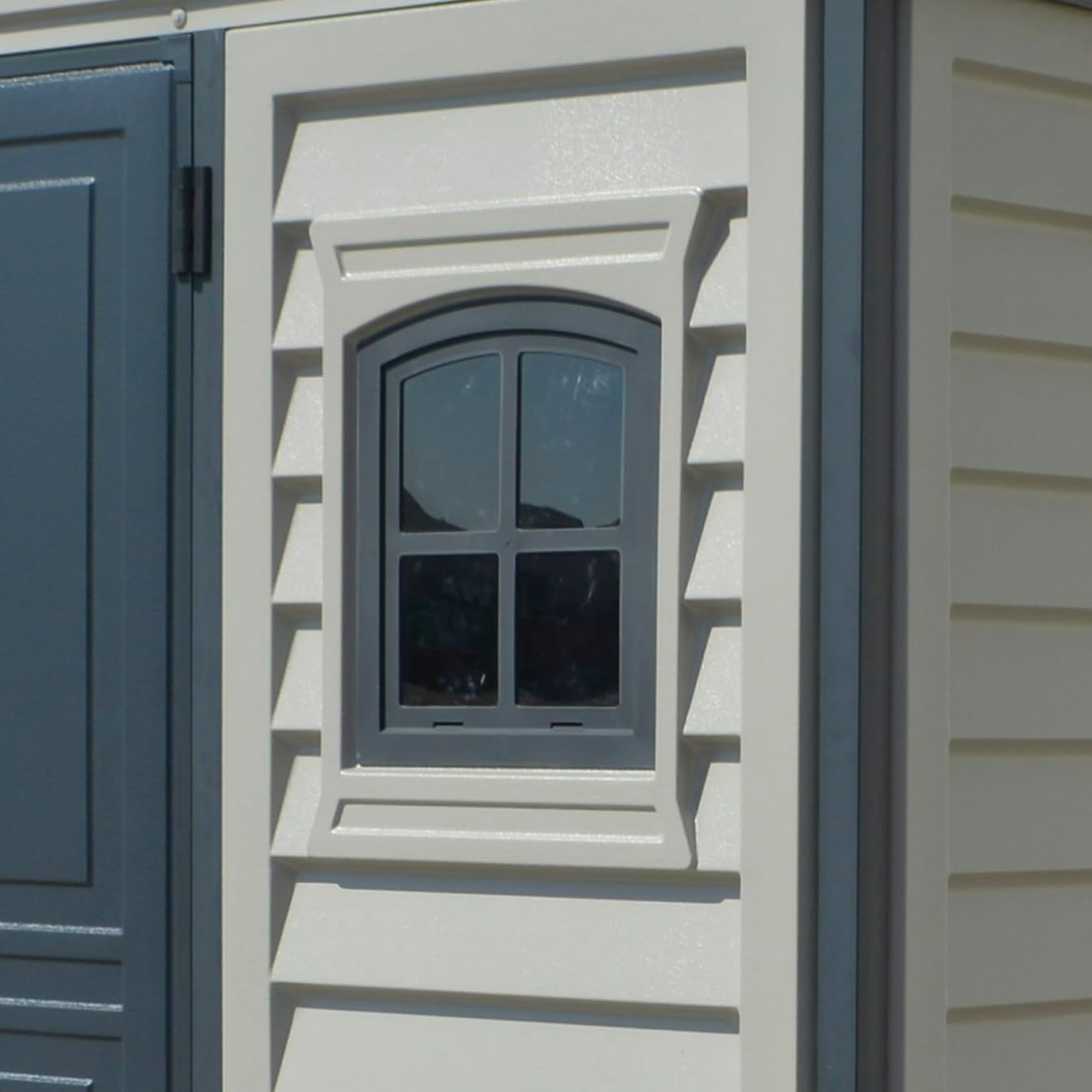 Abri de jardin Duramax WoodBridge II PLUS - 10.5 x 8 (7.64 m²) - Plastique, kit fondation, 2 fenêtres, toit métal, sans 