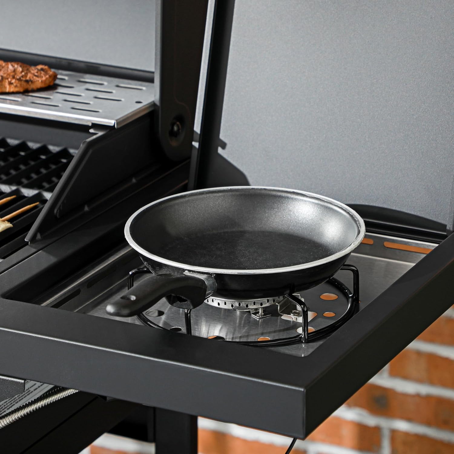 Outsunny - Barbecue gaz 4+1 brûleurs 12,5kW - roulettes, étagères