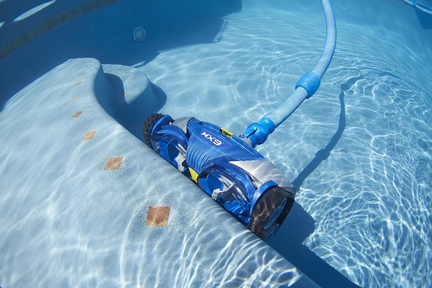 Zodiac MX9 WS000033 - Nettoyeur Automatique pour piscines jusqu'à 12x6 m. Piscines enterrées ou Hors Sol à parois rigides. Brossage cyclonique. Système de Traction par Courroies. Nettoie Fond, parois