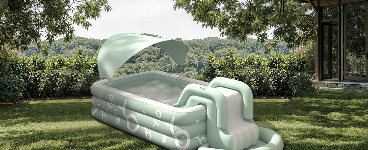 en vert pâle. Dispose d'un auvent incurvé, de côtés surélevés et d'une base rembourrée. Situé sur l'herbe avec des arbres en arrière-plan.