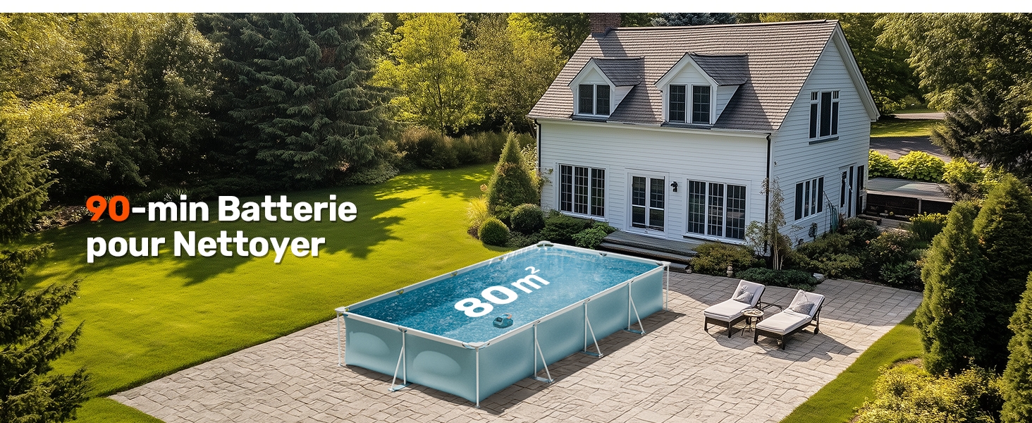 une grande piscine extérieure avec une couverture transparente sur un patio.