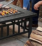 Banc de barbecue extérieur noir avec des aliments en cours de cuisson sur le dessus, plusieurs angles montrant la surface de cuisson avec des rondins de bois en dessous.