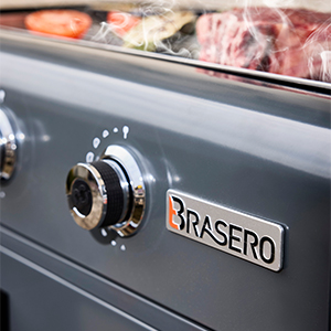 Le texte se lit comme suit : « BRASERO ». Vue identique à celle de la Figure 4, qui montre le bouton de commande et la marque sur la surface grise de l'appareil.