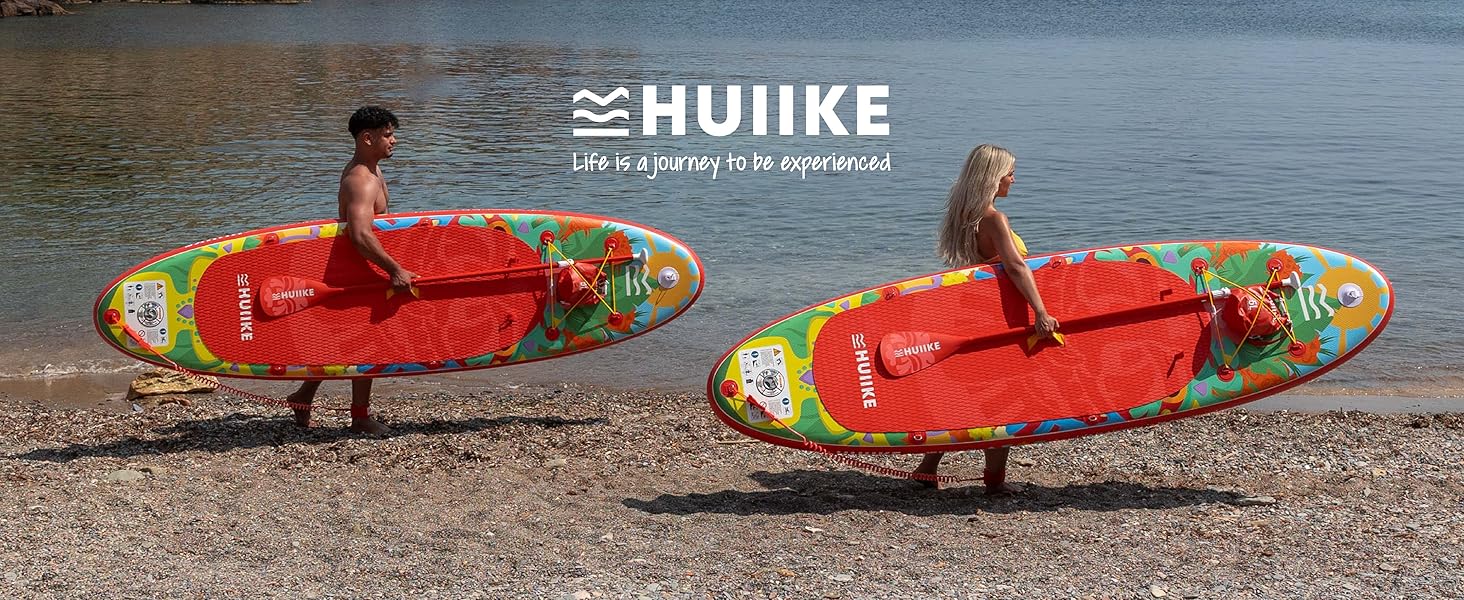 Deux planches à pagaie gonflables rouges aux motifs colorés sur une plage rocheuse. Le texte visible indique « HUIIKE ».