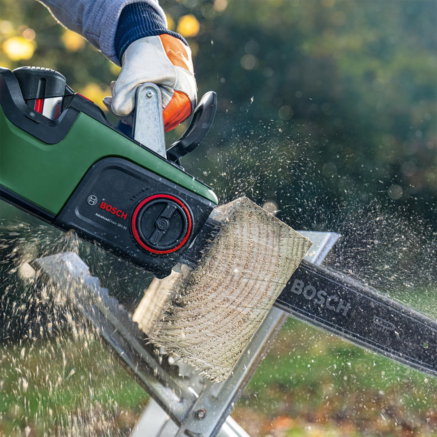 Bosch Tronçonneuse à chaîne sans fil - AdvancedChain 36V-35-40 (pour tronçonner le bois dur ; système 36V ; vitesse de chaîne : 14 m/s ; 1 batterie 2,0 Ah et chargeur)