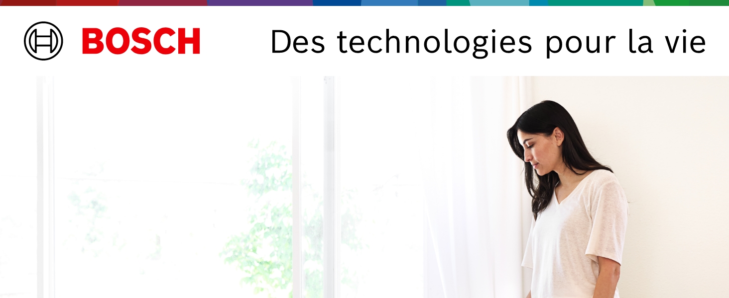 une photo d'une fenêtre avec un rideau et une photo d'une femme debout devant.