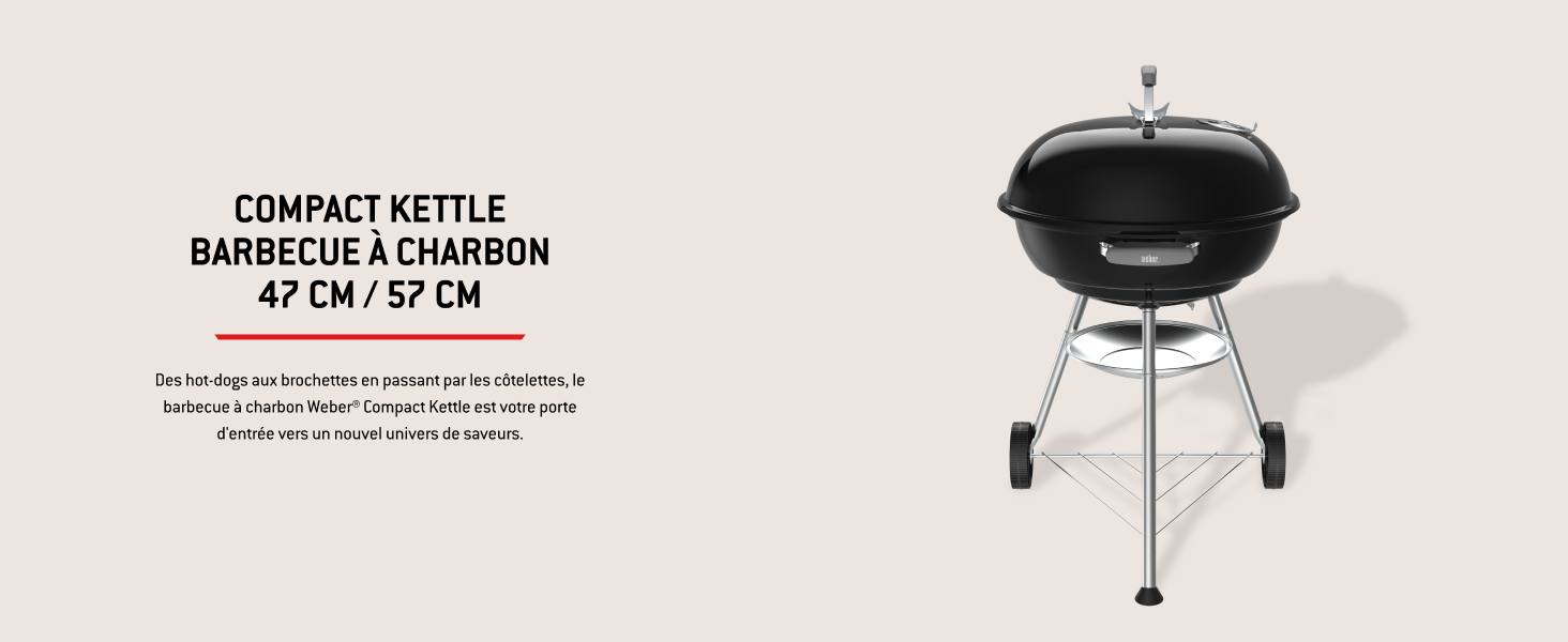 Le texte indique « BOUILLOIRE COMPACTE BARBECUE À CHARBON 47 CM/57 CM » avec la description du produit ci-dessous. Barbecue à charbon compact noir de style bouilloire avec couvercle et base tripode en métal sur fond blanc.