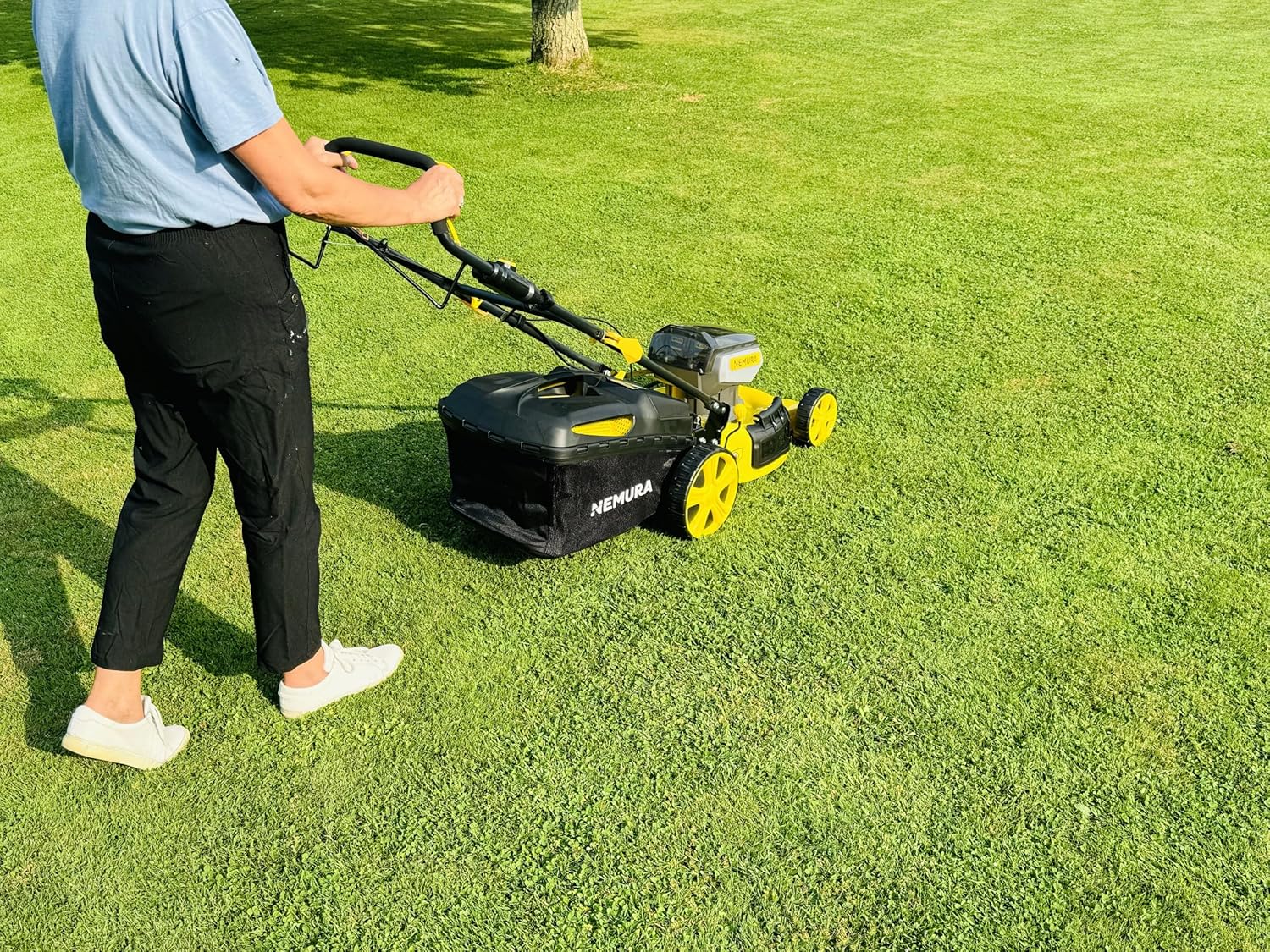 Nemura - Tondeuse autotractée 46cm 80V, 4 batteries 4Ah, mulching