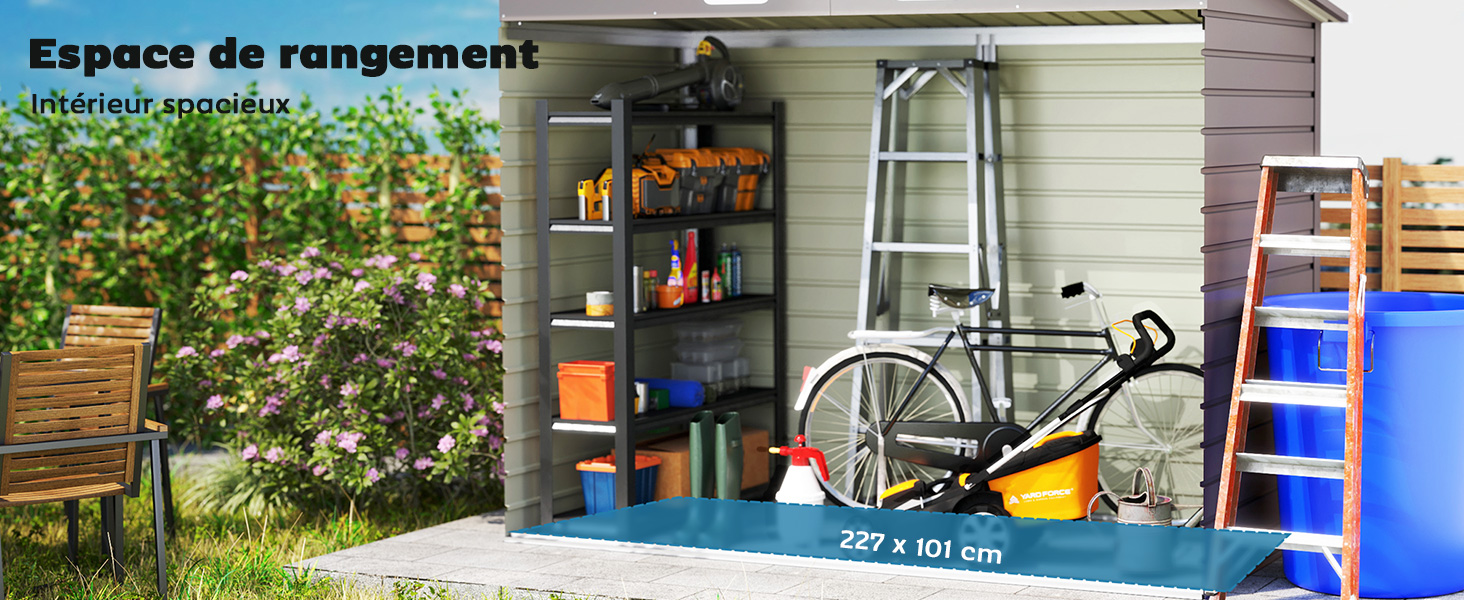 Le texte indique « Espace de rangement ». Étagère de rangement extérieure avec cadre en métal noir affichant des outils organisés, des vélos et des conteneurs de rangement contre le revêtement de la Maison Blanche.