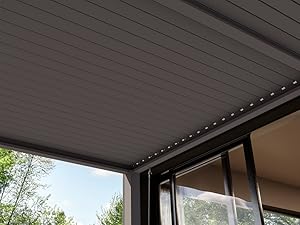 Vue rapprochée d'une pergola à lattes gris foncé ou d'un système de couverture extérieure avec éclairage LED intégré