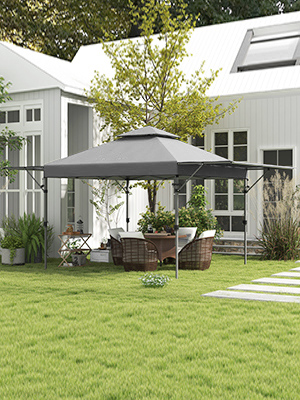 Scène de terrasse extérieure avec un auvent de belvédère gris. Maison blanche avec des fenêtres visibles en arrière-plan. Pelouse verte et aménagement paysager au premier plan.