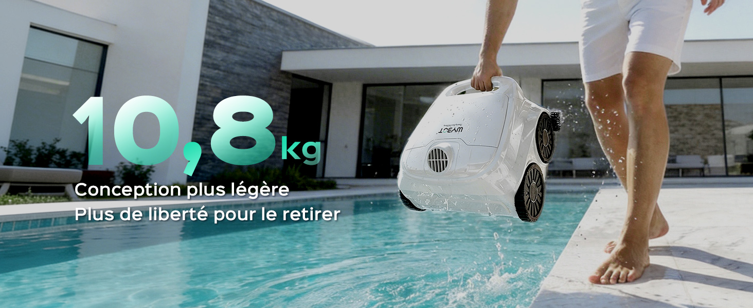 Le texte indique « Technologie hydroionique ». Personne utilisant un appareil portatif au bord de la piscine, faisant la démonstration d'un produit résistant à l'eau à proximité de l'environnement de la piscine.
