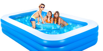 les enfants s'amusent dans la piscine.