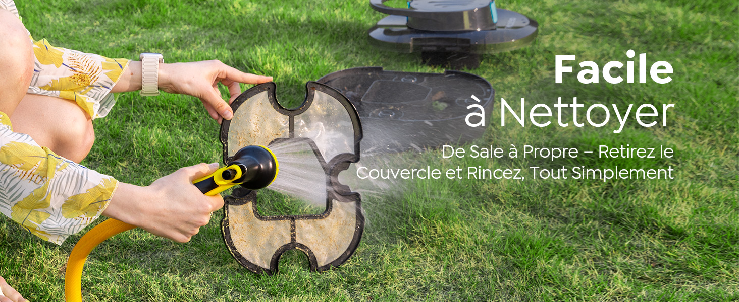 Le texte indique « Facile à nettoyer ». Démonstration de produit montrant les mains en train de nettoyer du mobilier ou de l'équipement d'extérieur sur une surface gazonnée.