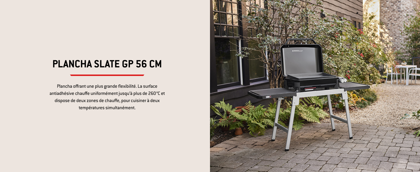 Le texte indique « PLANCHA SLATE GP 55 CM ». Chaise pliante d'extérieur montrée sur un patio en pierre avec fond de jardin.
