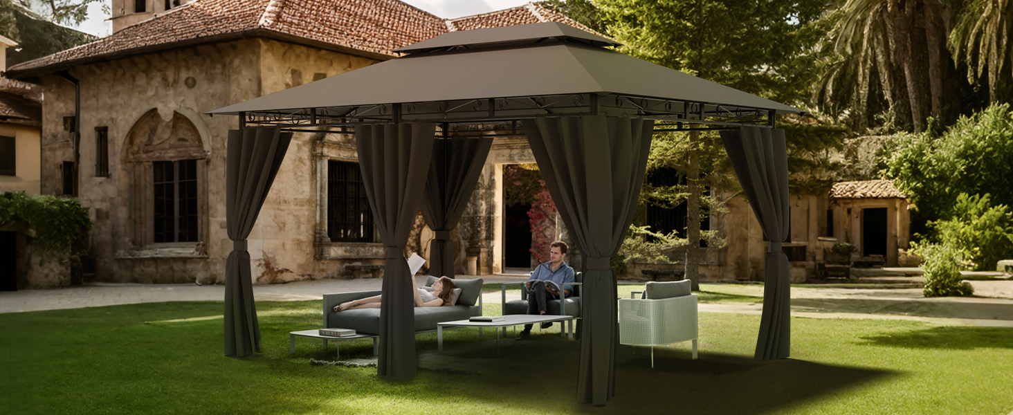 un homme et une femme se détendant sur une terrasse dans un jardin