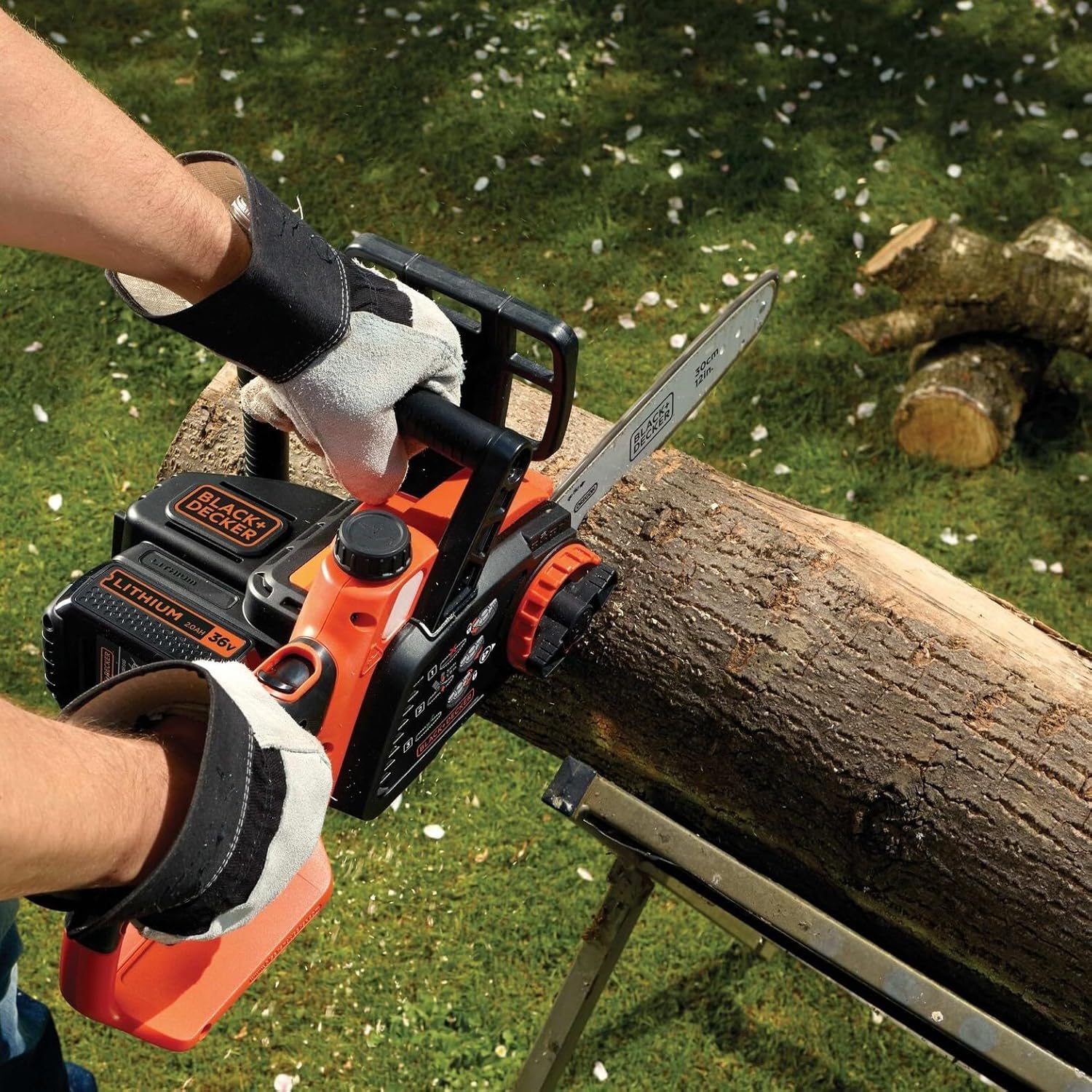 BLACK+DECKER - Tronçonneuse 36V 30cm, batterie 2Ah, lubrification auto, tendeur sans outil - GKC3630L20-QW