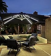 avec bandes lumineuses LED le long de ses nervures, illuminé la nuit au-dessus du mobilier d'extérieur.