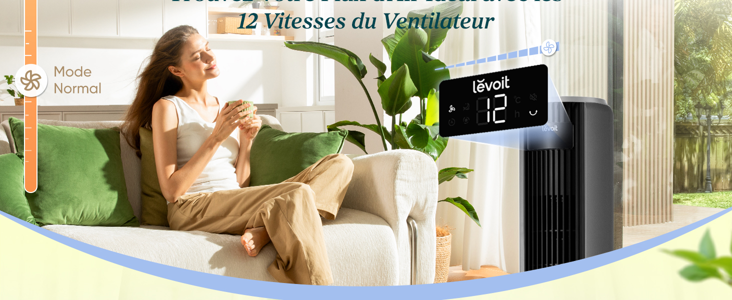 Femme en pull beige utilisant un ordinateur portable à la maison avec une plante en pot et un appareil moderne visible. Texte partiellement visible en haut.
