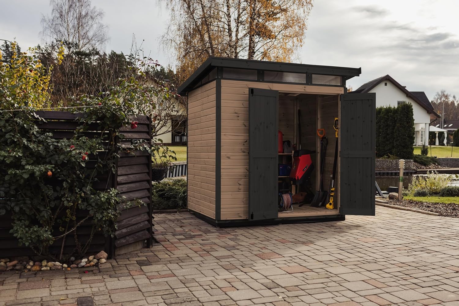 Upyard Abri de Jardin Strongbox L - Robuste Cabane à Outils en Bois avec Fondations Imprégnées et Toit en Plastique Extra-Résistant, 203x163 cm, Marron