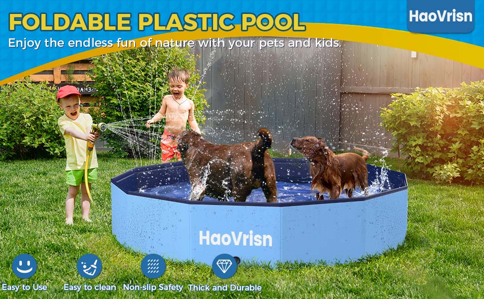 Grande piscine bleue pliable en plastique pour animaux de compagnie et enfants. Montre des chiens jouant dans l'eau tandis que des enfants pulvérisent un tuyau d'arrosage à proximité. Le produit se caractérise par une installation facile, un nettoyage, une sécurité antidérapante et une durabilité.