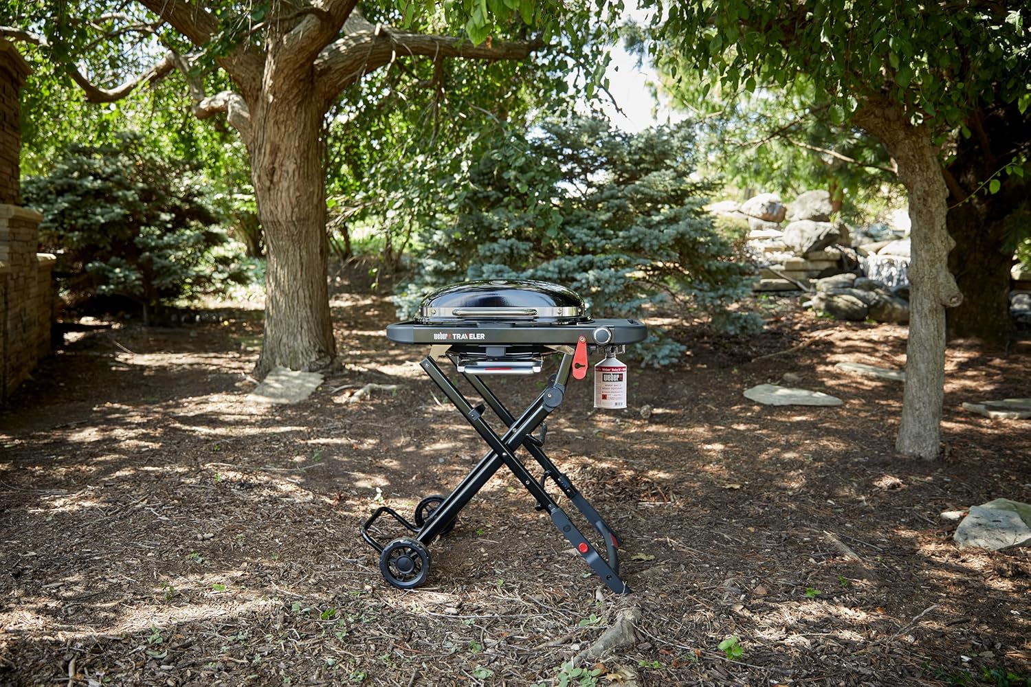 Weber Traveler Compact barbecue à gaz/design pliable et portable avec roues, verrouillage automatique du couvercle et thermomètre intégré, 1 brûleur, surface de cuisson 52 x 36 cm, noir