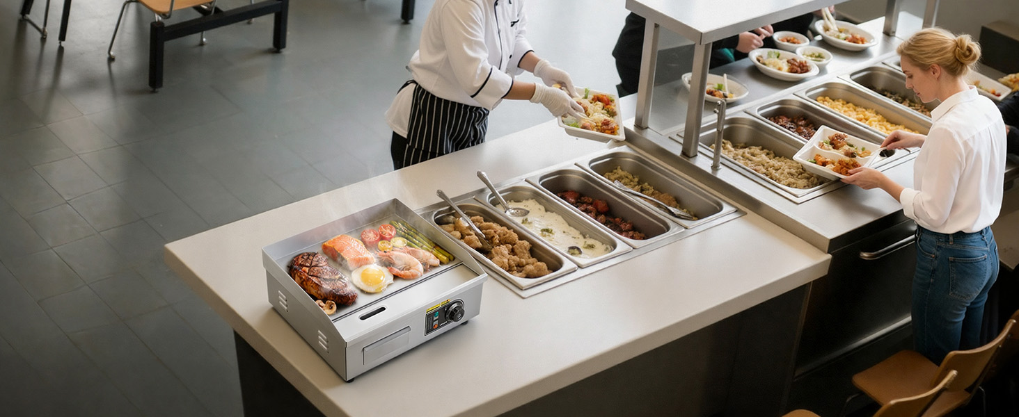 Vue aérienne d'un espace de travail de cuisine professionnel avec une personne préparant plusieurs contenants alimentaires ou articles de préparation de repas.