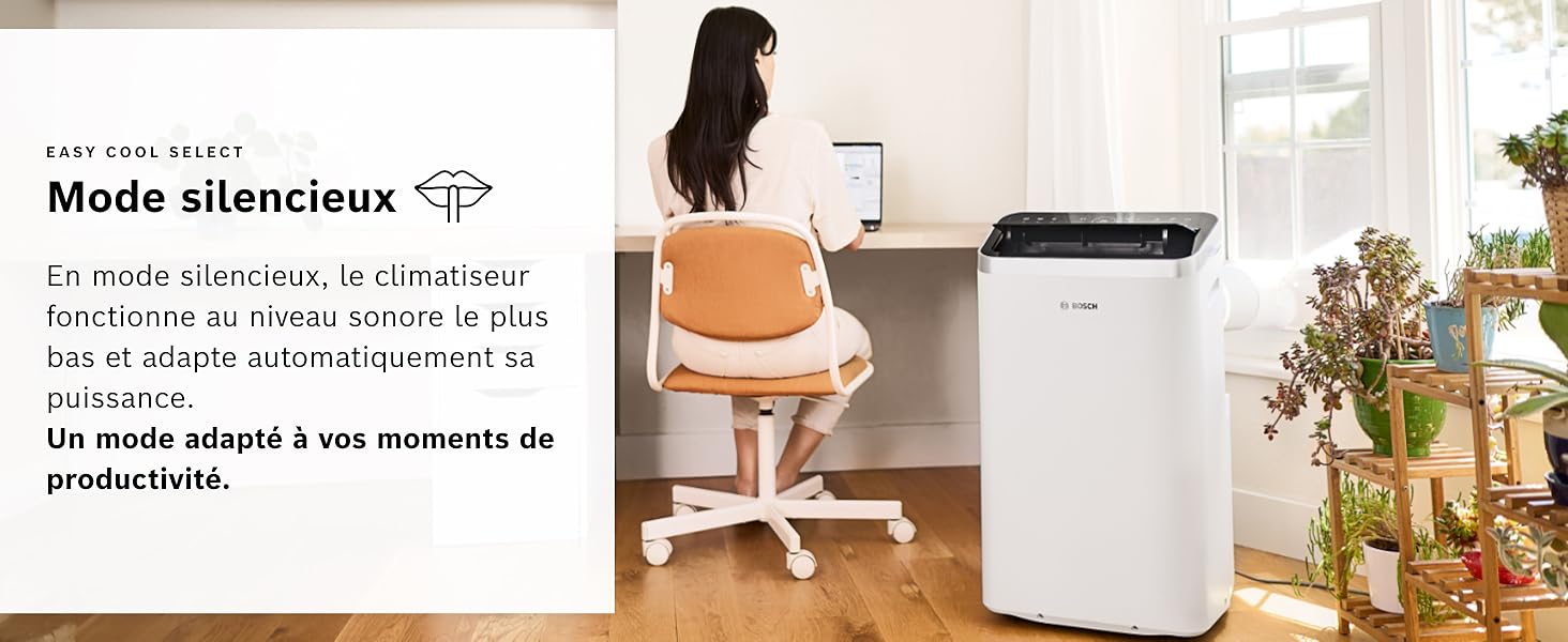 Un texte en mode silencieux apparaît sur une séquence montrant un décor intérieur avec des meubles