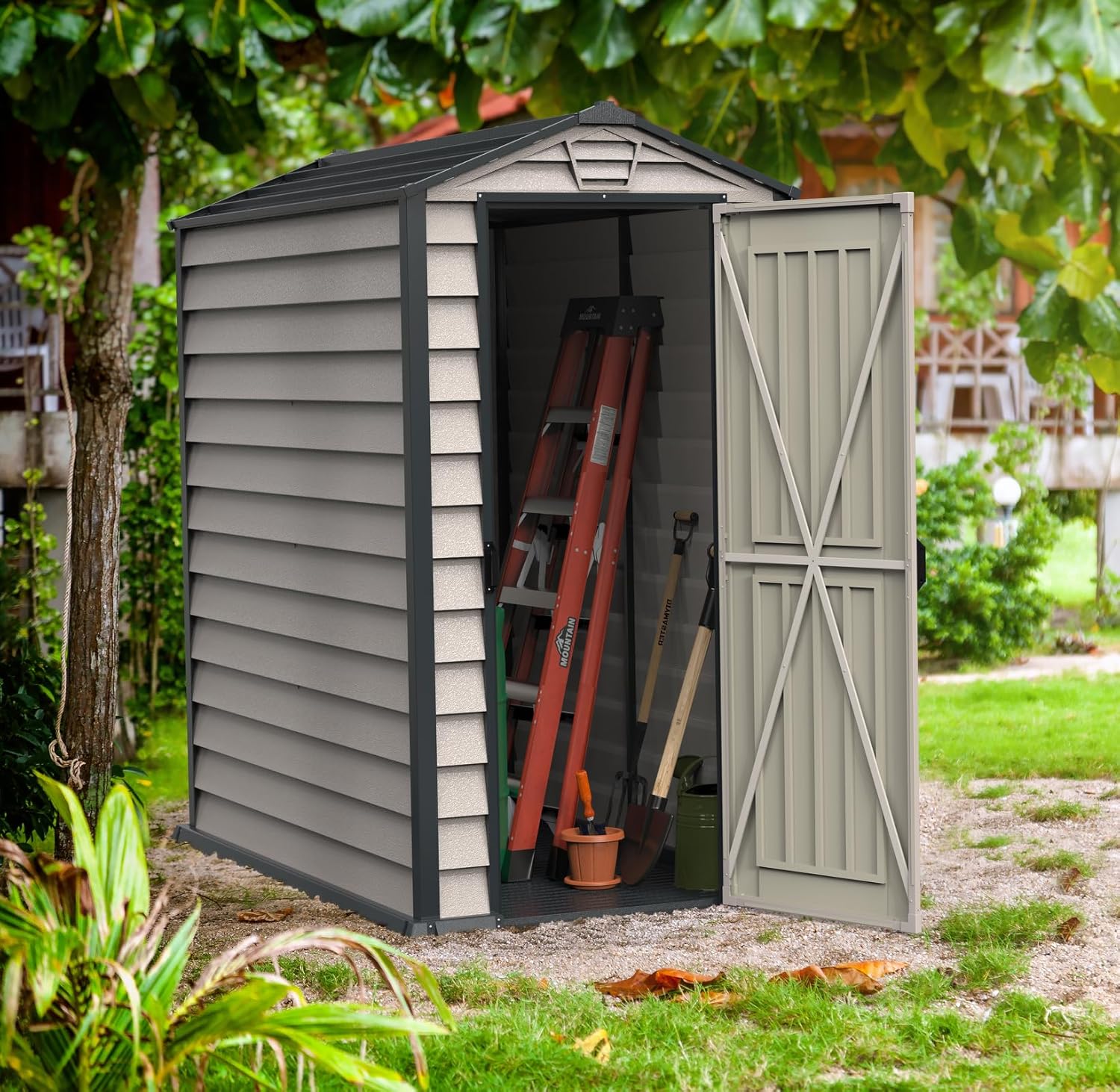 Duramax EverMore 4 x 6 (1.99 m²) Abri de jardin en plastique, solution de stockage extérieur ignifuge et tout temps, avec plancher en plastique, abri en vinyle sans entretien, Adobe & Grey