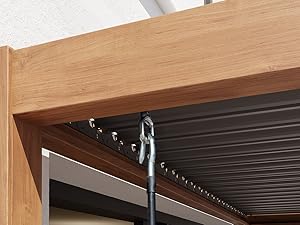 Système de montage sous armoire montrant des rails métalliques installés sous une armoire en bois, avec des rails de support parallèles