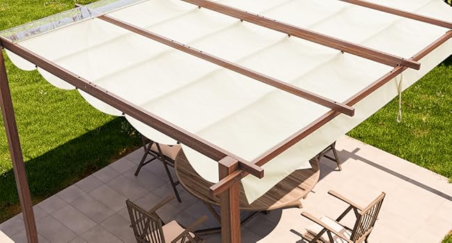 Pergola extérieure avec panneaux de toile blanche rétractables sur châssis brun, installée au-dessus de la terrasse avec deux chaises pliantes visibles