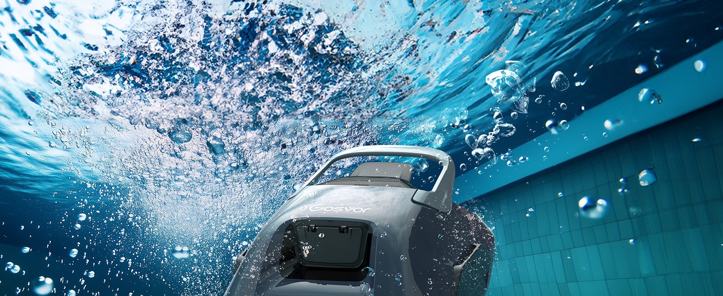 Caméra sous-marine en action, capturant les bulles et le mouvement de l'eau. Appareil gris avec lentille visible, immergé dans une eau bleue claire avec effet d'éclaboussure dynamique