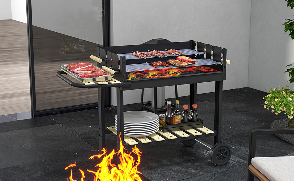 Grand grill extérieur à roulettes, doté d'une surface de cuisson spacieuse, d'une table d'appoint et d'une étagère de rangement inférieure. Montré avec des aliments en cours de cuisson.