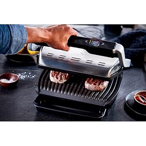 Vues multiples d'un appareil de cuisson noir à surface striée utilisé pour griller des aliments. Montre différents angles du processus de cuisson.