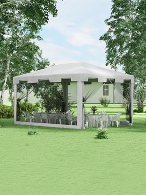 Visualisation architecturale montrant une maison moderne d'un étage avec des murs extérieurs blancs et de grandes fenêtres, située sur une pelouse verte avec des arbres en arrière-plan.