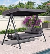 avec baldaquin, avec coussins et structure gris foncé. Situé sur la terrasse près de la piscine avec des plantes à fleurs en arrière-plan.