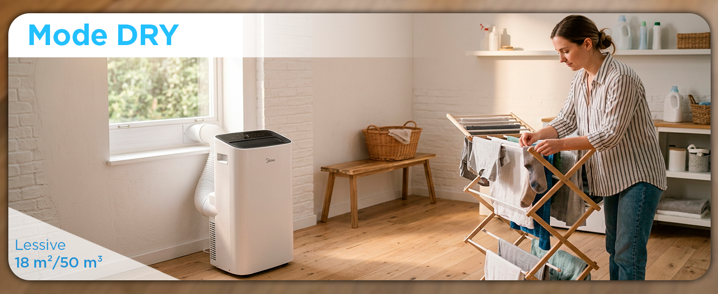 Le texte indique « Mode DRY ». Scène intérieure montrant une femme utilisant un déshumidificateur blanc compact sur un plancher en bois avec des vêtements en train de sécher sur un support à côté d'une étagère.