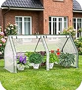 Rangée de couvertures phytosanitaires en maille dans un jardin, avec des filets de protection en forme de dôme recouvrant diverses plantes avec une maison en brique en arrière-plan.