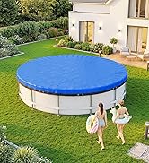 Piscine circulaire hors sol avec couverture bleue sur pelouse résidentielle. Murs de piscine blancs, herbe verte environnante, maison en arrière-plan, deux enfants debout au bord de la piscine.