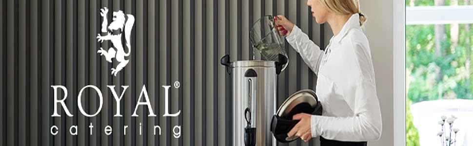 Femme en chemise blanche utilisant une élégante machine à café. Logo « ROYAL catering » visible sur un mur sombre en arrière-plan