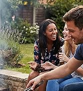 Série d'images montrant des personnes à l'extérieur participant à des conversations informelles et riant dans un cadre social.